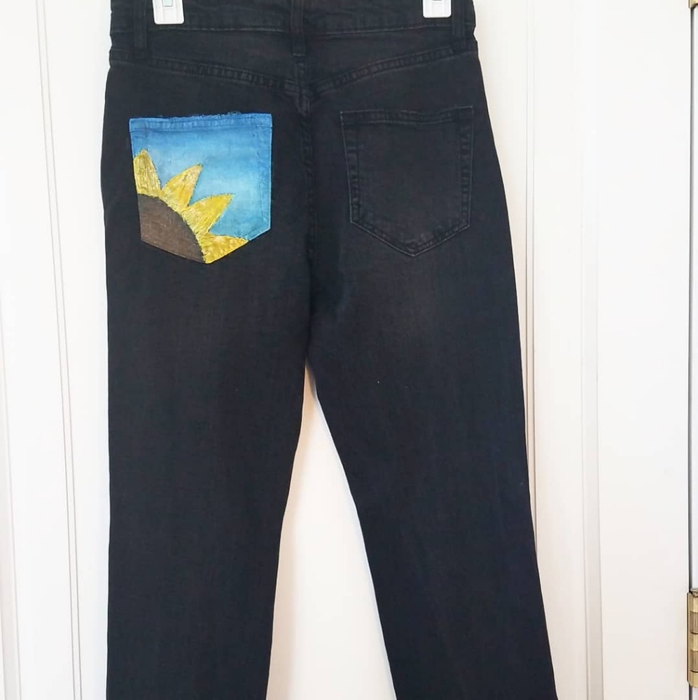 DISTRESSED MOM JEANS